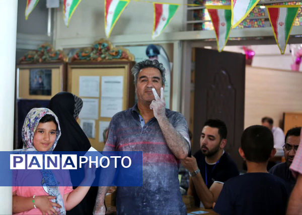 حضور کودکان به همراه والدین در شعبه‌های اخذ رأی