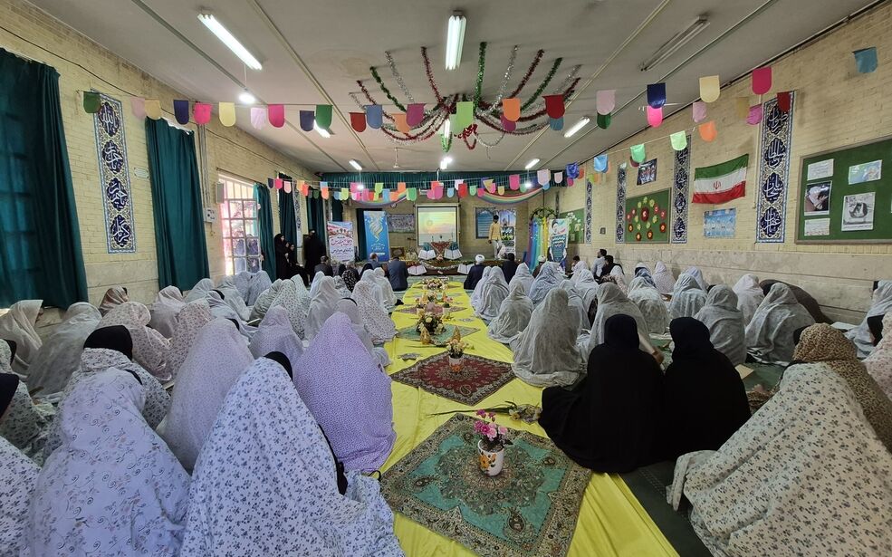 آغاز سال تحصیلی با نماز جماعت در دبیرستان شاهد علامه امینی شیراز