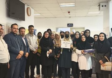 قدردانی دانش‌آموزان شهر زرقان از پرستاران