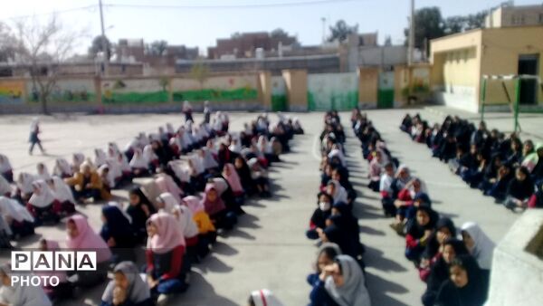 جشن و اهدا جوایز به دانش اموزان نمونه در مدرسه تکتم