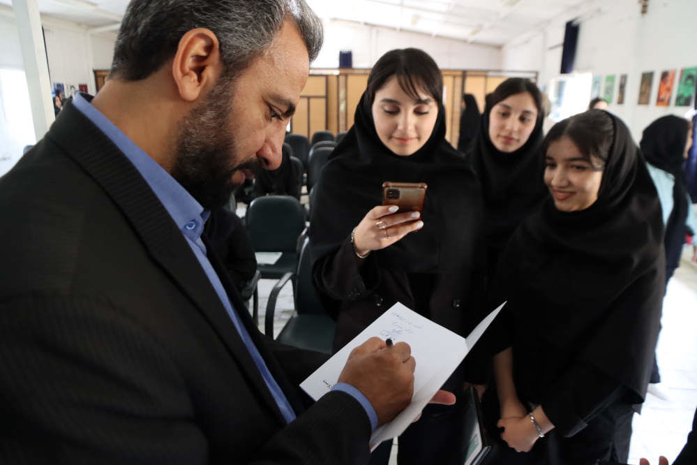 دانش آموزان اسلامشهری هنرستان شهدای واوان میزبان مراسم افتتاحیه نمایشگاه پوستر "پدر طالقانی"