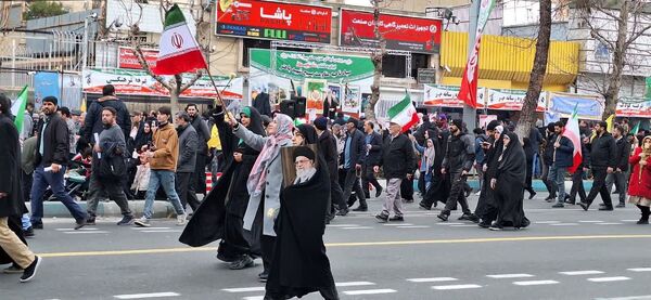 حضور گسترده و منسجم دانش آموزان و فرهنگیان منطقه ۱۰ در راهپیمایی ۲۲ بهمن ماه