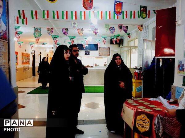 پیوند نسل امروز با آرمان‌های انقلاب  روایت تصویری یک نمایشگاه مدرسه انقلاب