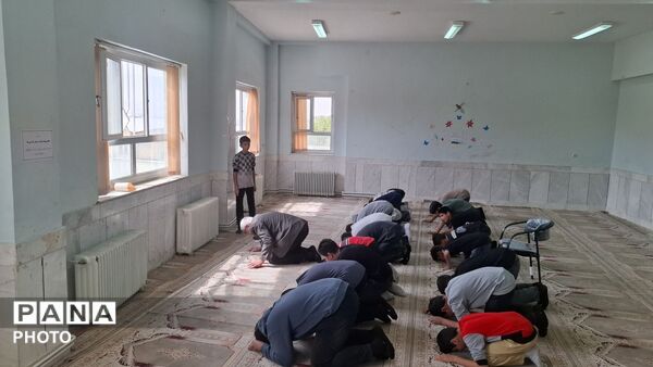 برگزاری‌ نماز‌جماعت در دبیرستان‌ ۲۲‌بهمن‌ چلیچه