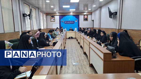 نشست صمیمی اعضای مجلس دانش‌آموزی و خبرنگاران پانا با معاون تربیت‌بدنی و سلامت آموزش و پرورش قم