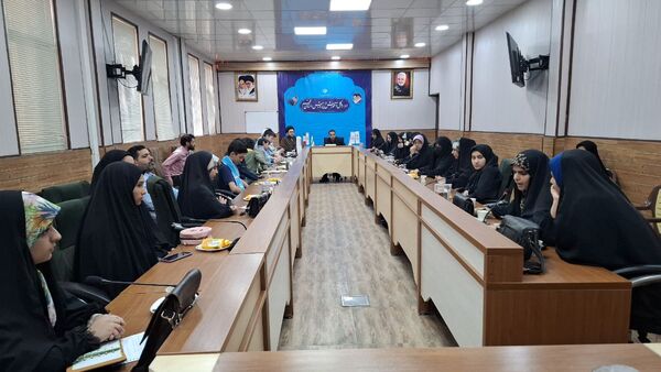 نشست صمیمی اعضای مجلس دانش‌آموزی و خبرنگاران پانا با معاون تربیت‌بدنی و سلامت آموزش و پرورش قم