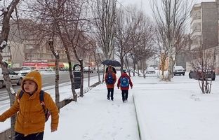 فعالیت مدارس، ادارات و بانک‌های فیروزکوه ۵ بهمن با یک ساعت تأخیر آغاز می‌شود