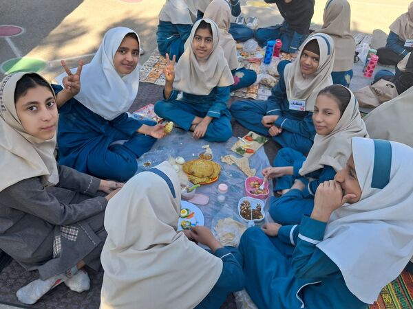 جشنواره غذای سالم در مدرسه سمیه کاشمر 