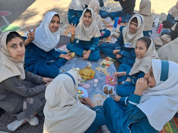 جشنواره غذای سالم در مدرسه سمیه کاشمر 