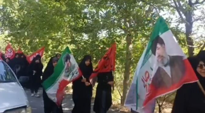 پیاده روی اربعین به یاد شهدا در روستای کرمجگان