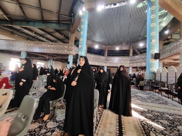 دکلمه‌خوانی دانش‌آموزان در مقابل مادران شهرستان قدس به‌مناسبت روز مادر