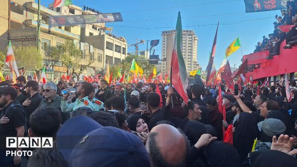 مشهد، در آغوشِ حرم، با رهبر شهید وداع کرد