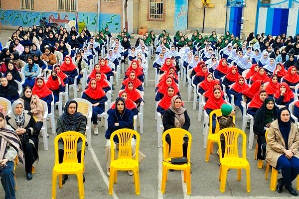 تقدیر از رتبه‌های برتر درسی در دبیرستان سپاهان بهارستان‌دو