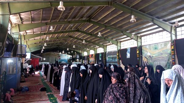 حضور زائران پیاده در جاده غدیر مشهد به نیشابور