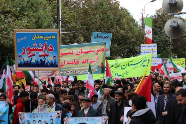 حضور دانش‌آموزان زنجانی در راهپیمایی روز ۱۳ آبان 