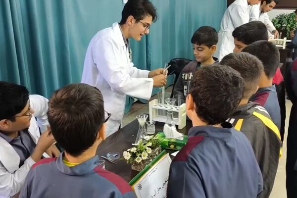 نمایشگاه آزمایشگاهی در دبیرستان استعدادهای درخشان شهید بهشتی رودهن 
