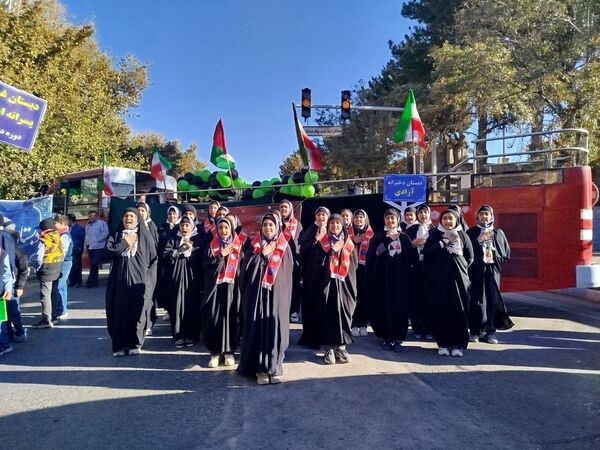 راهپیمایی 13 آبان با حضور حداکثری دانش آموزان در شهرستان نیشابور 