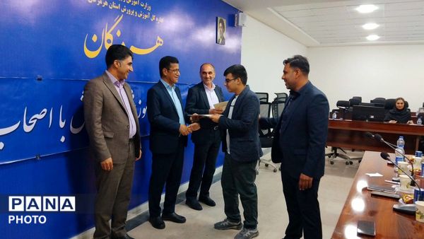 نشست خبری مدیرکل آموزش و پرورش هرمزگان با حضور اصحاب رسانه