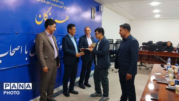 نشست خبری مدیرکل آموزش و پرورش هرمزگان با حضور اصحاب رسانه