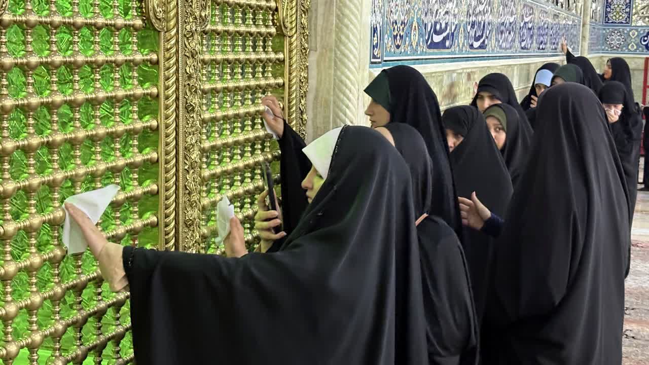 آیین غبارروبی حرم حضرت معصومه(س) با حضور بانوان طلبه