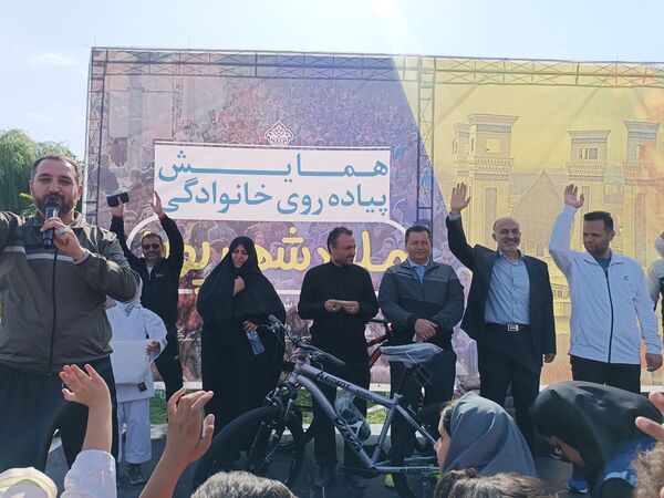 طرح پویا، شهر پویا با برگزاری  همایش پیاده روی خانوادگی در بوستان ورزش ملارد 