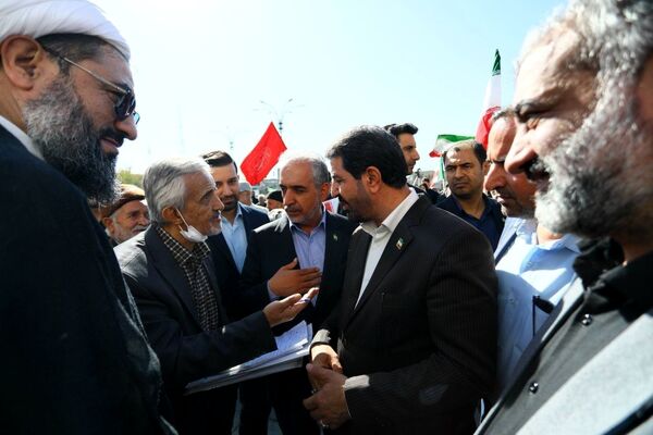 دانش آموزان و مسئولین در کنار یکدیگر، روز دانش‌آموز را رقم زدند
