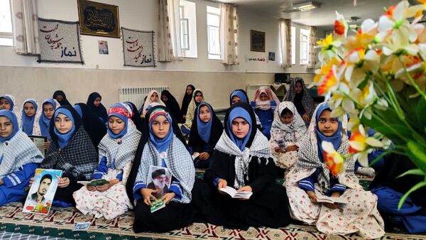 زیارت عاشورا به یاد سید مقاومت در دبستان وکیلی