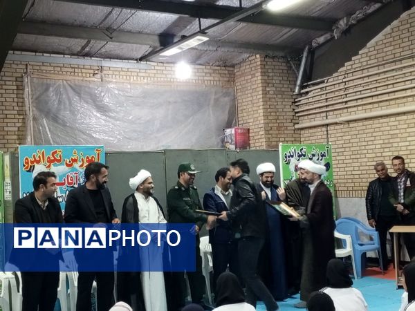 اهدای کمربند به تکواندو کاران فاروجی