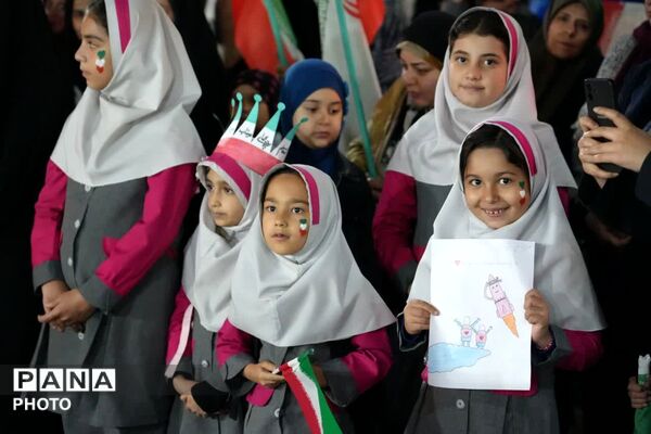 اجتماع بزرگ ریحانه‌های فاطمی در گرامیداشت شهدای میناب