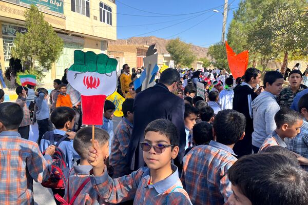 حضور حماسی دانش‌آموزان در راهپیمایی باشکوه ۱۳ آبان ماه در سورمق