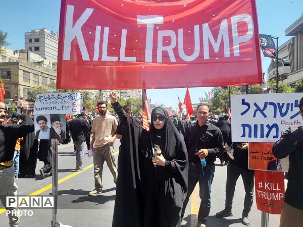 برافراشتن پرچم های خونخواهی و یالثارت الخامنه ای توسط مردم همیشه در صحنه مشهد مقدس 