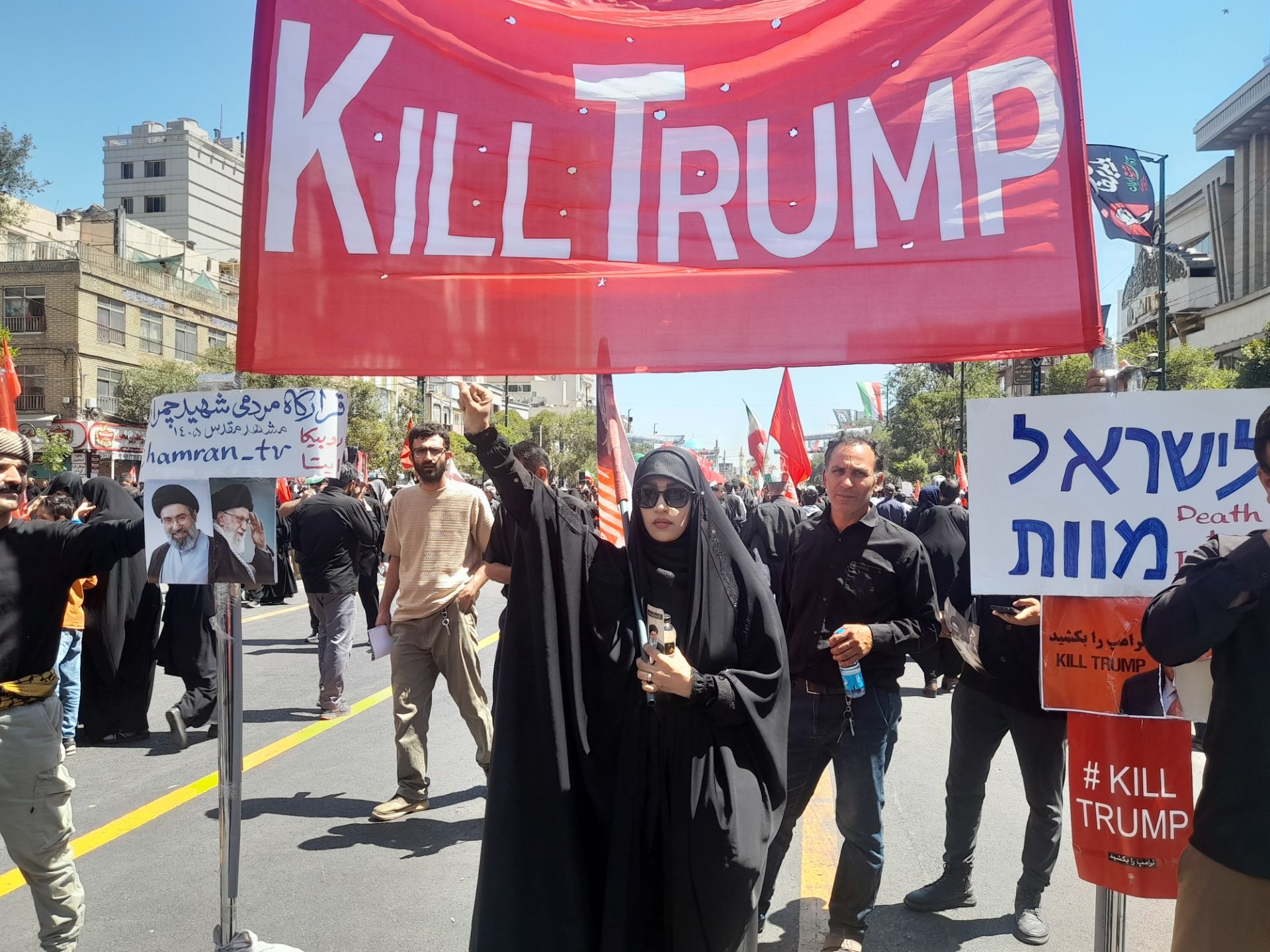 برافراشتن پرچم های خونخواهی و یالثارت الخامنه ای توسط مردم همیشه در صحنه مشهد مقدس 