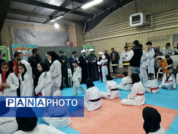 اهدای کمربند به تکواندو کاران فاروجی