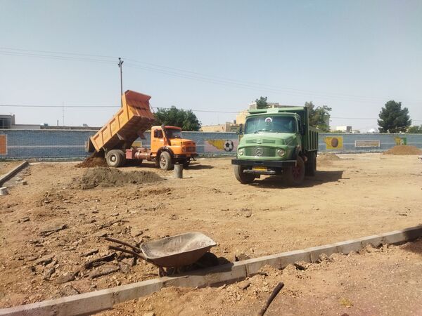 پیش رویی در ساخت چمن مصنوعی دبیرستان نمونه دانش کاشمر