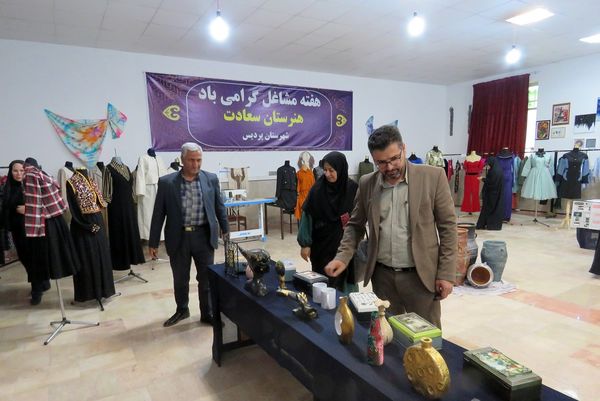 برپایی نمایشگاه آثار هنرجویان هنرستان های منطقه پردیس به مناسبت هفته مشاغل