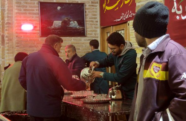 فعالیت چایخانه حضرت زهرا(س) نیشابور در هوای سرد زمستانی 