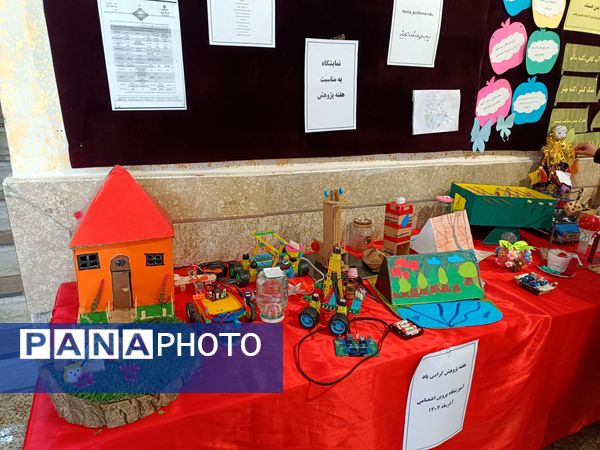 نمایشگاه هفته پژوهش در مدرسه پروین‌اعتصامی 