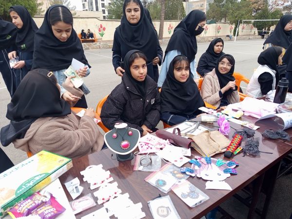 برپایی بازارچه دانش آموزی در دبیرستان شاهد هاجرشهرستان کاشمر