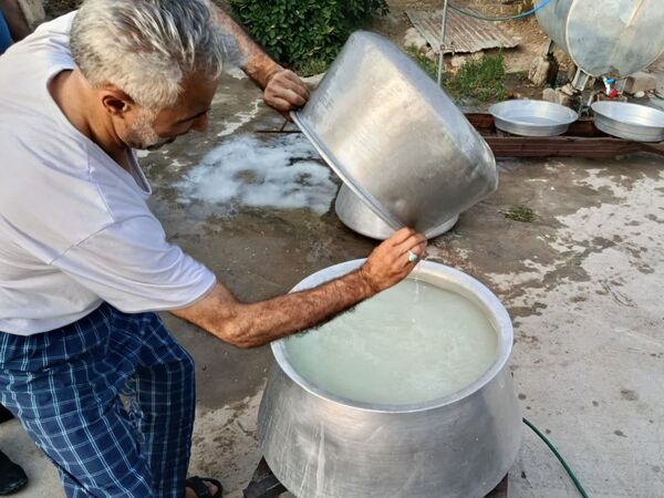 پخت و توزیع نذری در روز تاسوعای حسینی روستای حسن آباد داراب استان فارس
