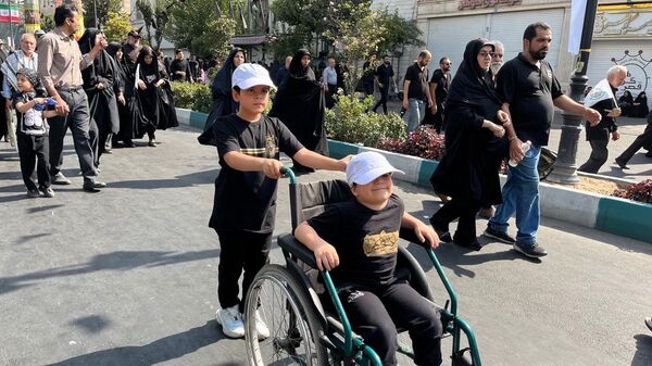 جاماندگان اربعین در خیابان ۱۷ شهریور هم‌قدم با زائران کربلا