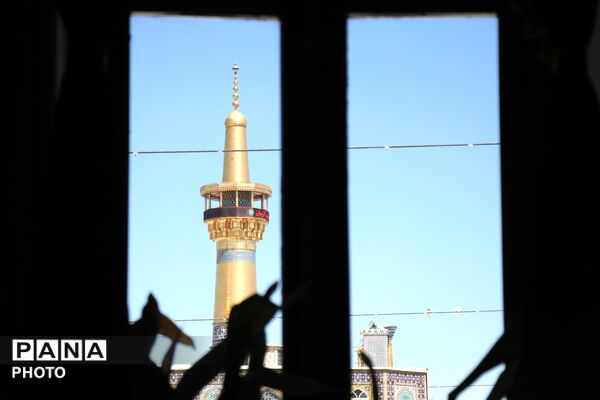 حرم مطهر امام رضا(ع)، میزبان زائران و عزاداران رهبر شهید