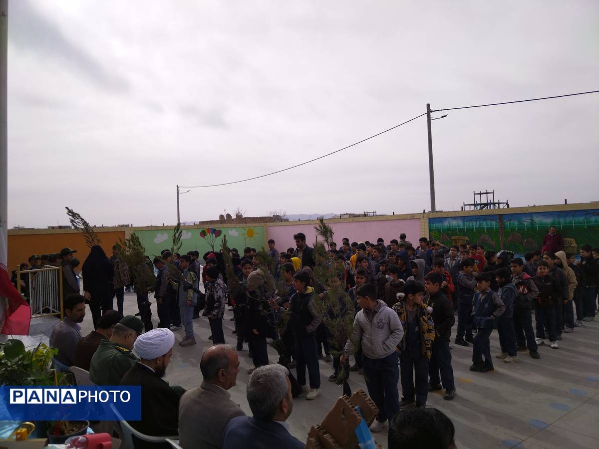 روز درختکاری و روز آموزش همگانی حفظ محیط زیست در مدرسه پویندگان فرهنگ شهرستان خلیل آباد 
