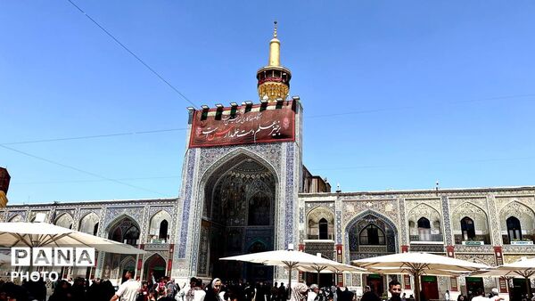 آرامشی زیر گنبد طلای امام رضا (ع)
