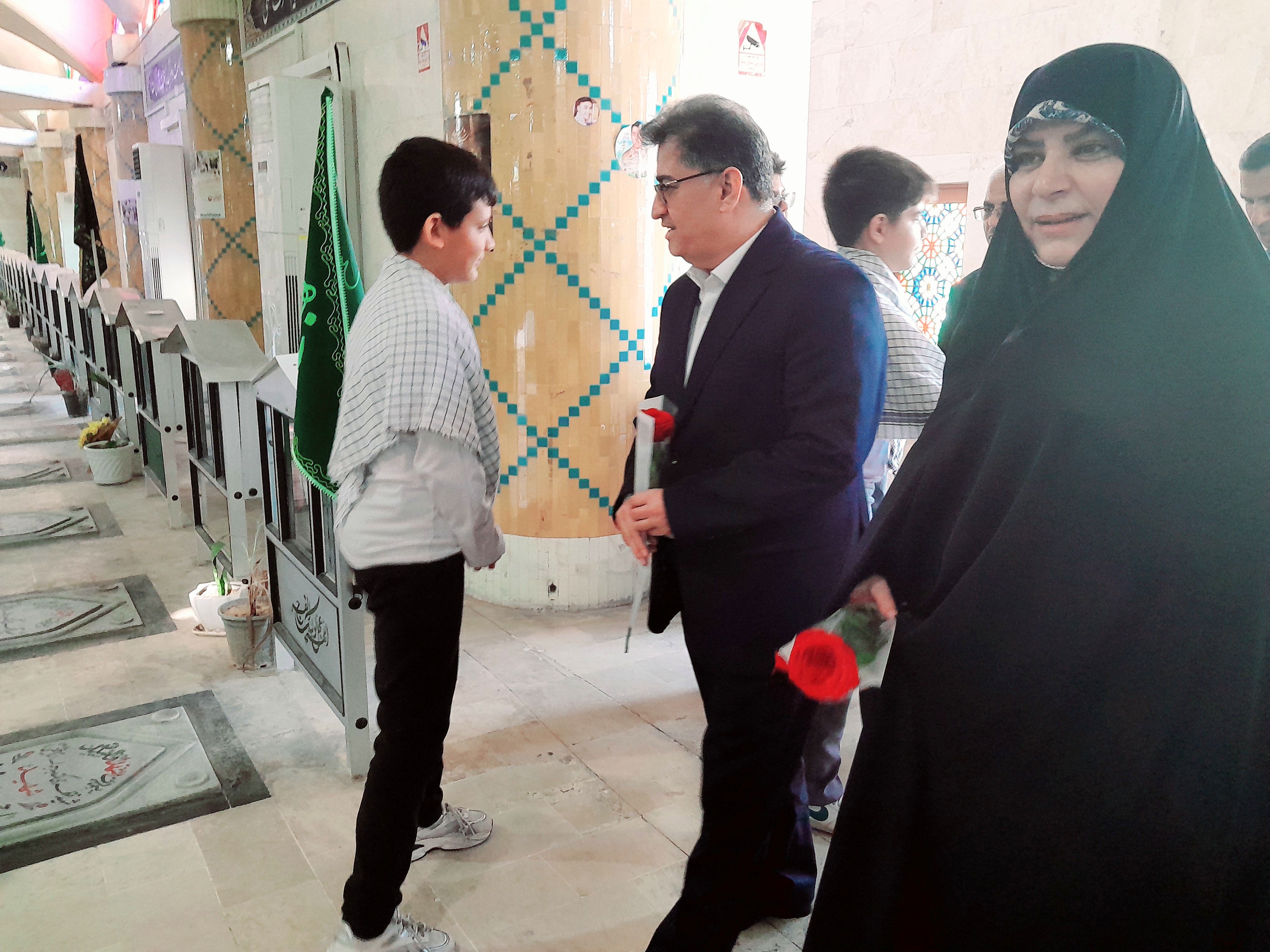 تجدید میثاق مدیرکل امور شاهد و ایثارگران وزارت آموزش و پرورش از شهدا در بوشهر