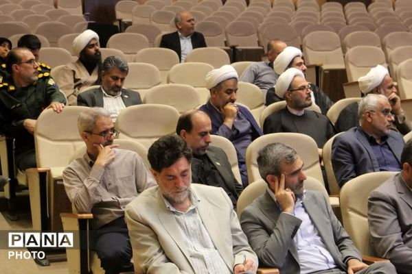 رونمایی از نخستین جلد دانشنامه دفاع مقدس استان قم