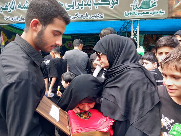 استقبال دلدادگان اباعبدالله الحسین (ع) از پیاده‌روی جاماندگان اربعین حسینی‌ 