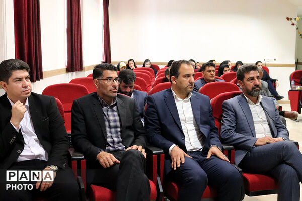 تقدیر از منتخبین حوزه ابتدایی توسط مدیر کل آموزش پرورش 