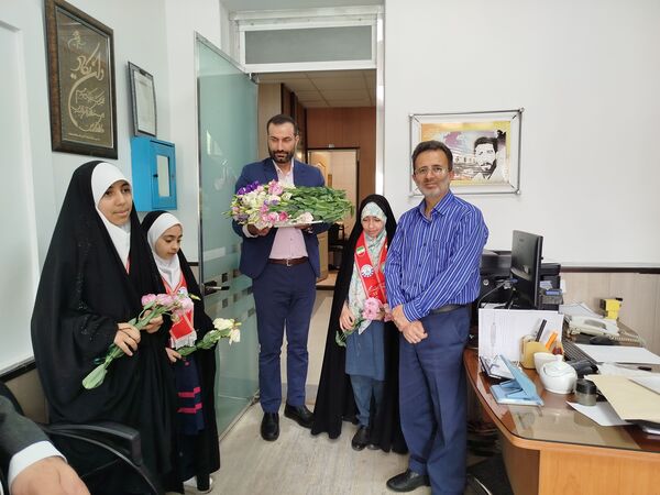 اهدای گل به کارکنان اداره‌کل آموزش و پرورش شهرستان‌های تهران به‌مناسبت بزرگداشت روز معلم 