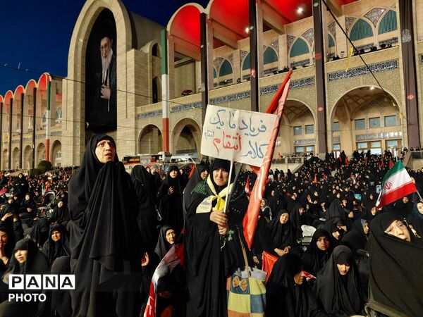 تهران در تب وداع با رهبر  مقتدر شهید