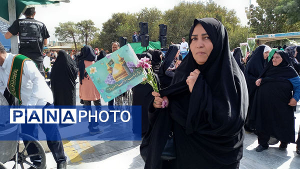 عشق و ارادت زائران حضرت معصومه(س) در قالب کاروان نمادین ورود ایشان به قم